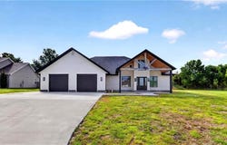 123 Vals Lane, Frontenac, KS 66762