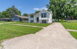 715 N 3rd Avenue, Winterset, IA 50273