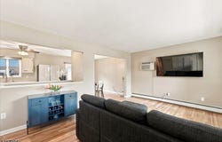 2 Crescent Rd, Hopatcong Boro, NJ 07843-1556