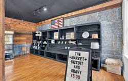 33 W Olive St, Aurora, MO 65605