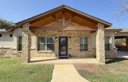 300 BLUEBONNET AVE, Devine, TX 78016