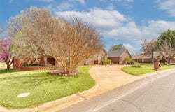 2422 Sunset Drive, Clinton, OK 73601