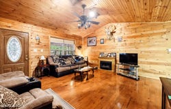 930 Wilderness Tr, Oneida, TN 37841