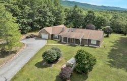 372 Bear Hollow Trl, New Castle, VA 24127