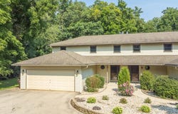 126 N Lapham Peak Rd, Delafield, WI 53018
