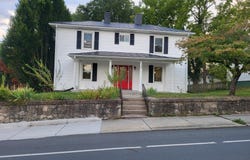 1202 W Beverley St, Staunton, VA 24401
