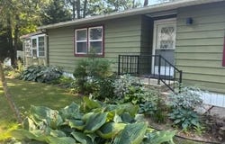 1661 Old Country Rd, Riverhead, NY 11901