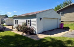 615 5th St, Colona, IL 61241