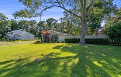 28 Yaphank Ave, Brookhaven, NY 11719