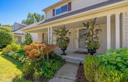 525 Saddle Lane, Grosse Pointe Woods, MI 48236