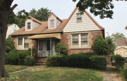 25 Collins Avenue, Williston Park, NY 11596