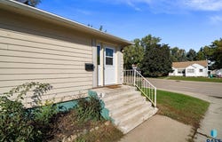 307 W Cedar St, Beresford, SD 57004-1716