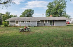 310 N Bradley St, Caney, KS 67333
