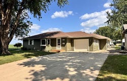 808 Floyd St, Sanborn, IA 51248