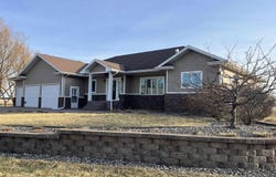 1103 S Dewald St, Freeman, SD 57029