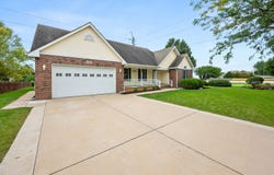 1338 Foxbend Drive, Sycamore, IL 60178