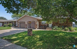 413 SE 8th St, Madison, SD 57042