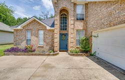 525 Oakbrook Drive, Burleson, TX 76028