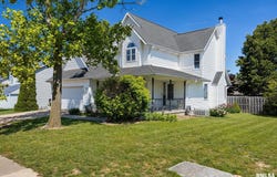 200 LEXINGTON Drive, Washington, IL 61571