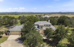 255 DOVE VALLEY DR, Center Point, TX 78010
