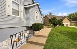 816 SE 16th Street, Oak Grove, MO 64075