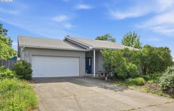 730 N 9TH St, Harrisburg, OR 97446