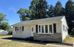 11 Oxford Dr, Somers Point, NJ 08244