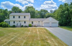 10 Hemlock Rd, Andover, MA 01810
