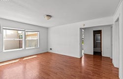 370 S 6th St, Harrisburg, OR 97446