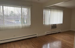 77 W Central Avenue, Roselle, IL 60172
