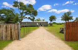 125 Villa Ridge Dr, Poteet, TX 78065