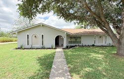 401 BLUEBONNET AVE, Devine, TX 78016