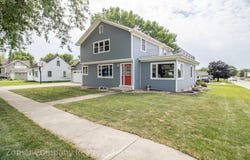 1421 Elm St, Hull, IA 51239