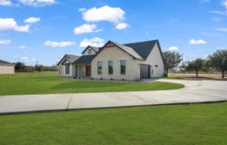 101 W MEDIUM MEADOW DR, Lytle, TX 78052