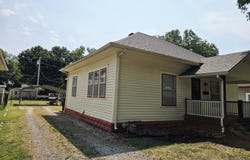 1406 John St, Winfield, KS 67156