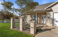 3889 N CROSSCREEK Circle, APPLETON, WI 54913