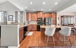 33 VAUGHN Lane, NEWARK, DE 19702