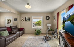 407 N LINCOLN St, Newberg, OR 97132