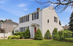 118 Magnolia, Westbury, NY 11590
