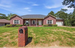 1710 Royal Oaks Dr, Malvern, AR 72104