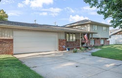 810 W 25th Ave, Hutchinson, KS 67502