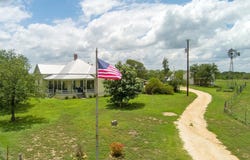 4515 Stapper Rd, Saint Hedwig, TX 78152