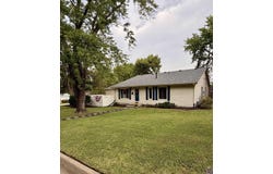 1522 SW McAlister AVE, Topeka, KS 66604