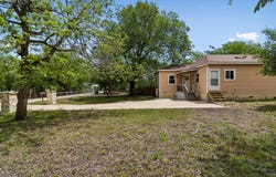 810 Lamar St, Luling, TX 78648