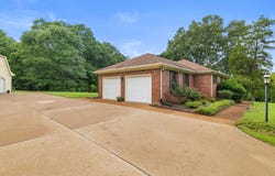 517 Springwood Dr, Florence, AL 35634