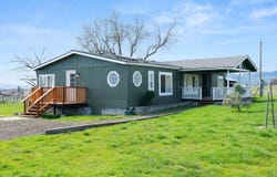 533 Chateau Drive, Eagle Point, OR 97524