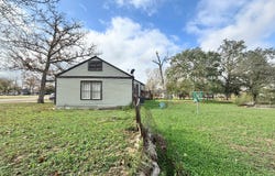1000 E 2nd, Nixon, TX 78140
