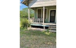 606 Armstrong St, Yoakum, TX 77995