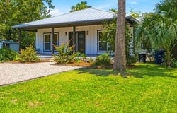 165 10th St, Apalachicola, FL 32320