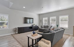 1053 BLACKSTONE Dr, Fruit Heights, UT 84037